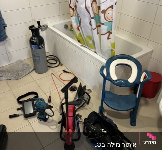 כלים לגילוי נזילות בחדר אמבטיה